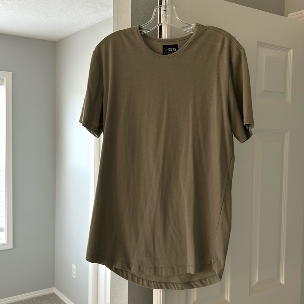 Cuts tee